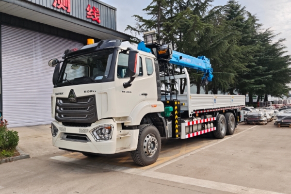 Sinotruk 10T Telescoping type Crane